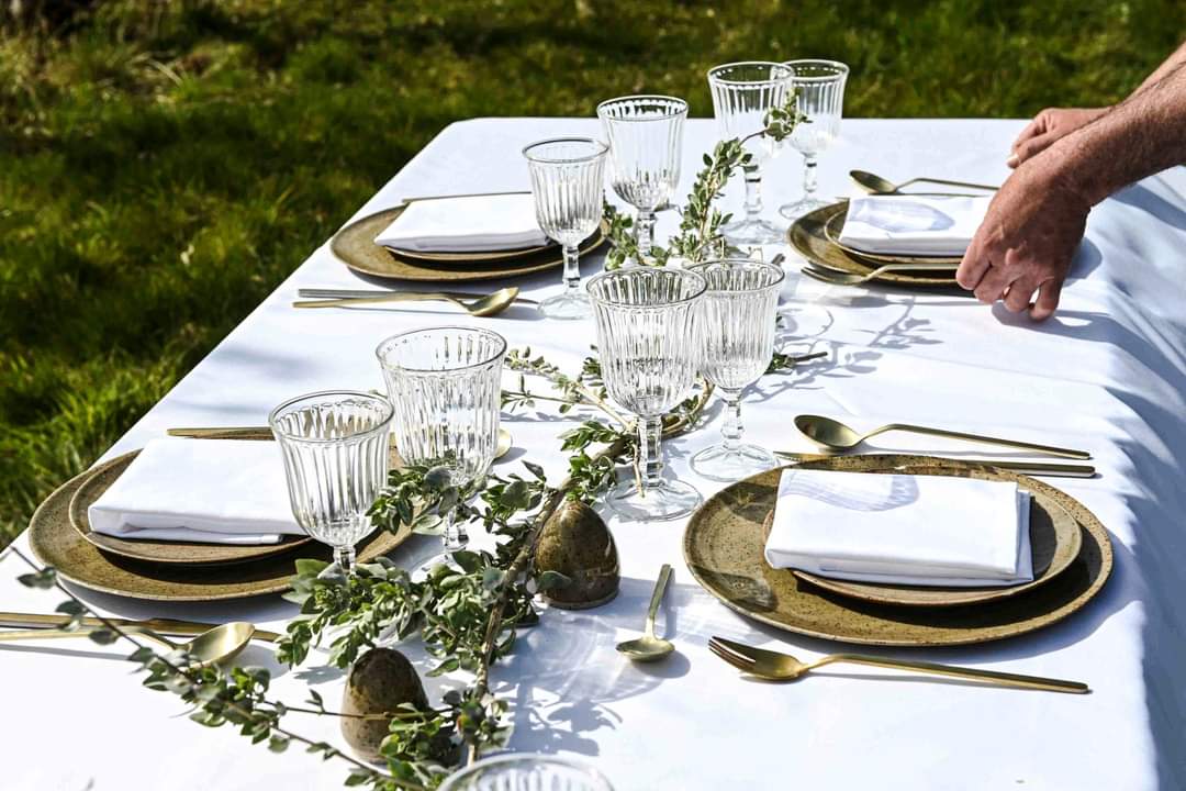 Feestelijk gedekte tafel, glazuur groene tint, gemaakt op basis van wilde klei, handgemaakte keramiek