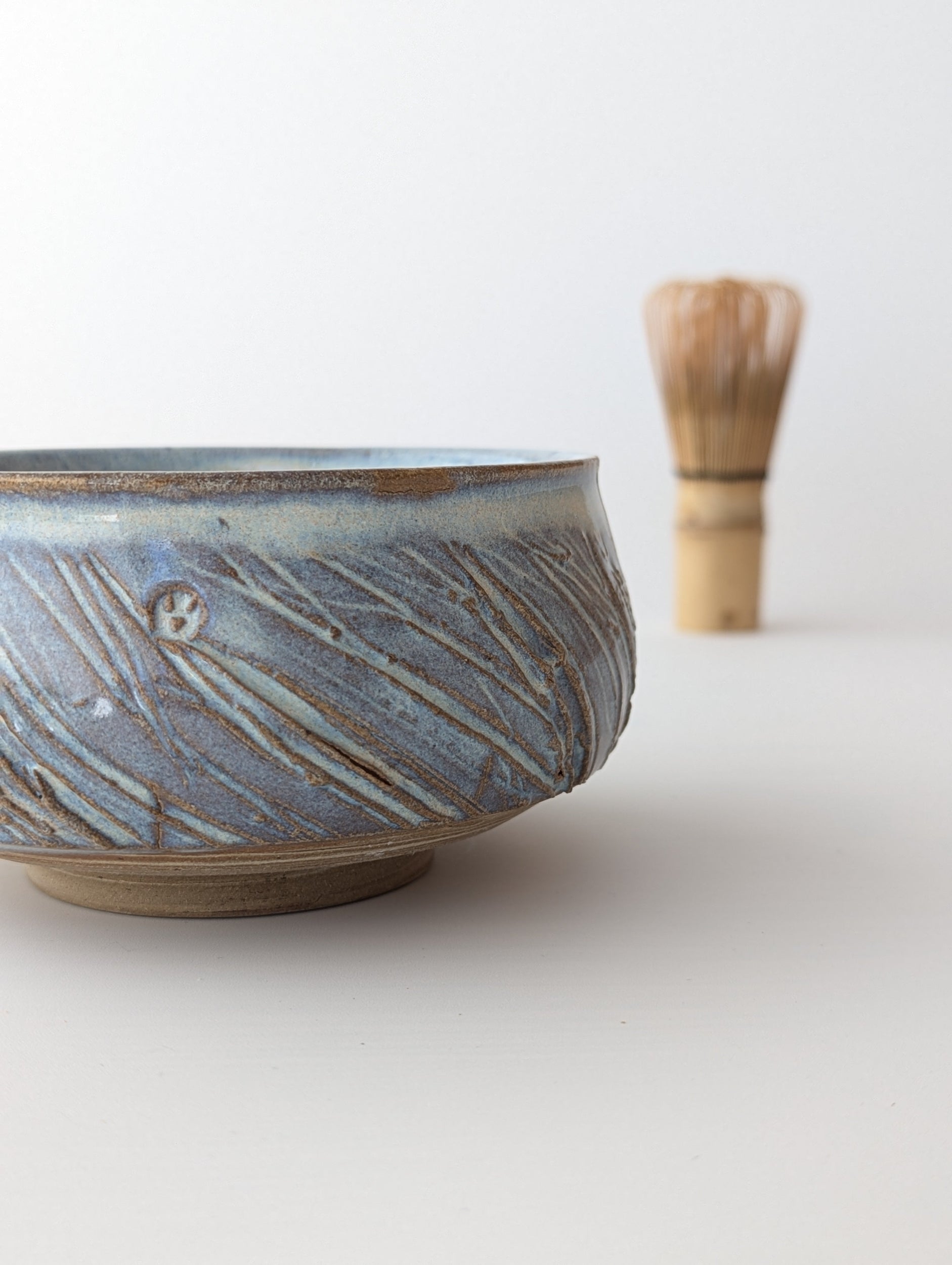 Matchabowl en blauwe tinten, collectie Terremer, handgemaakte keramiek