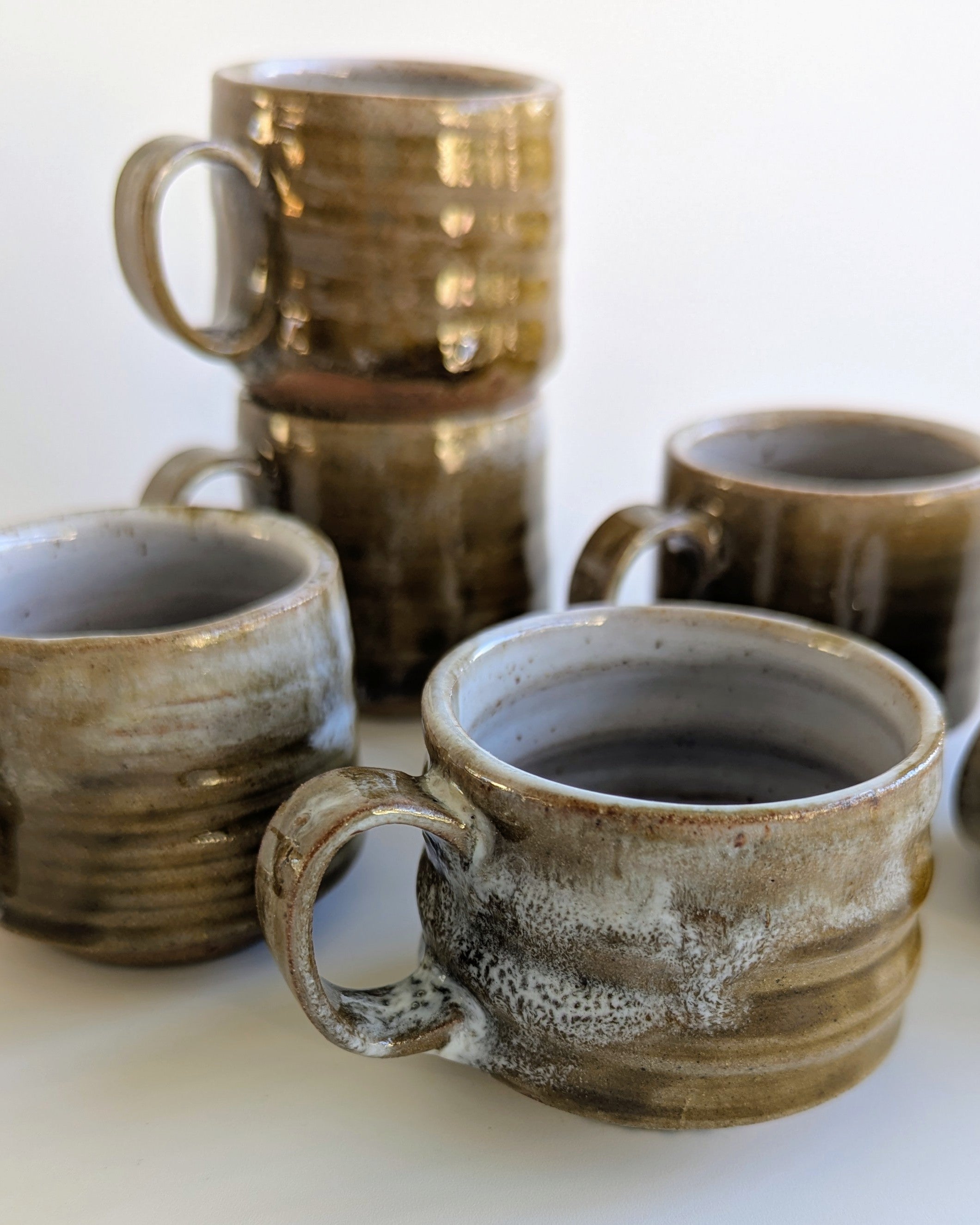 espressotasje met wilde klei, aardse tinten, beweging in het glazuur, handgemaakte keramiek